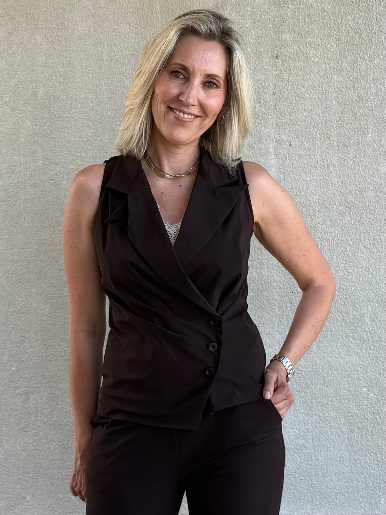 Triple Nine - Travel Gilet Maya Donkerbruin - 92417 Blazer - Est Voilà