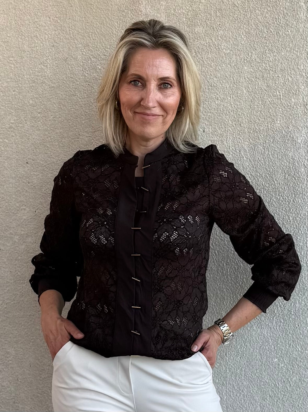 Triple Nine - Lace Blouse Mandarin Zwart - 5946 Blouse - Est Voilà