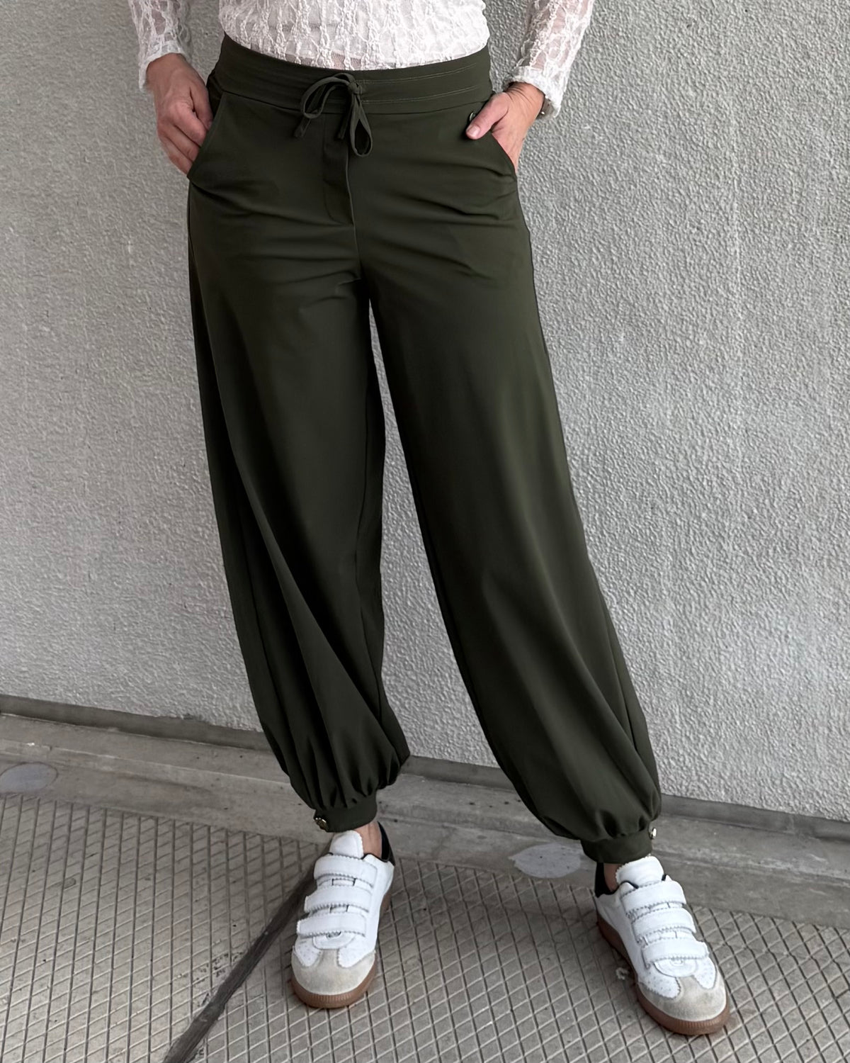 Triple Nine - Travel Broek Balloon Olijfgroen - 3004 Broek - Est Voilà