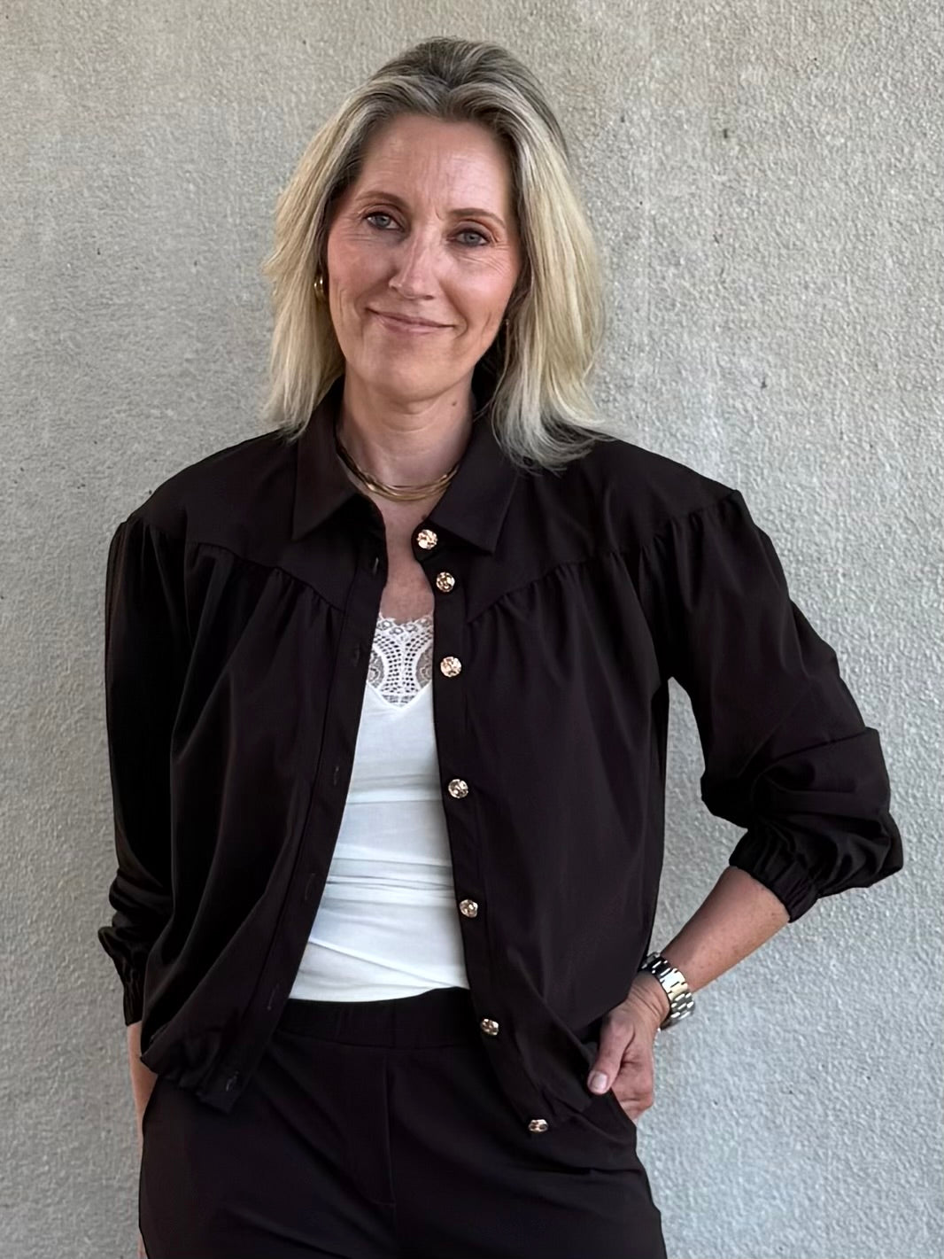 Triple Nine - Travel Blouse Sasha Donkerbruin - 5951 Blouse - Est Voilà