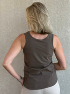 Triple Nine - Travel Top Marly Taupe - 6913 top - Est Voilà