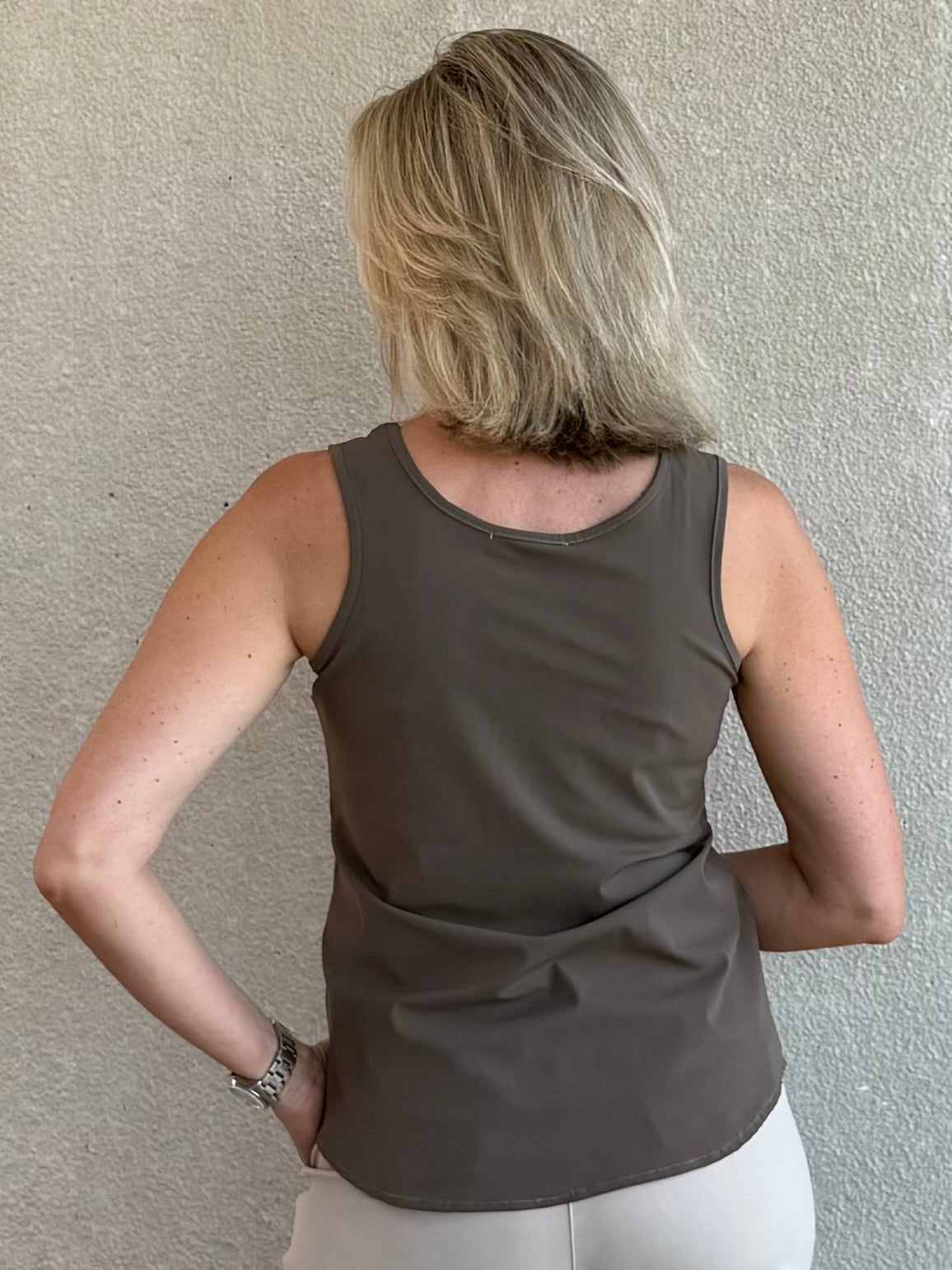 Triple Nine - Travel Top Marly Taupe - 6913 top - Est Voilà