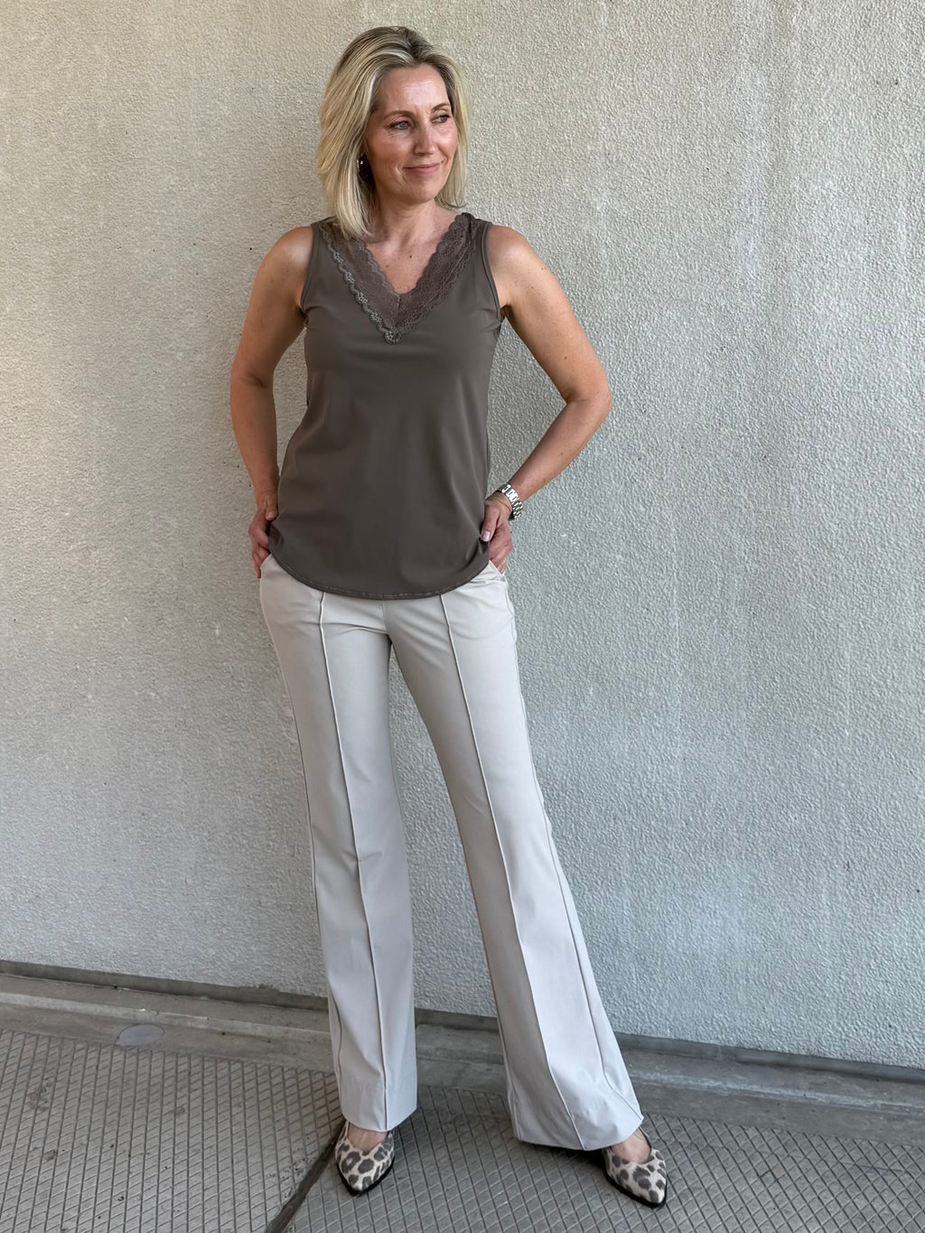 Triple Nine - Travel Top Marly Taupe - 6913 top - Est Voilà