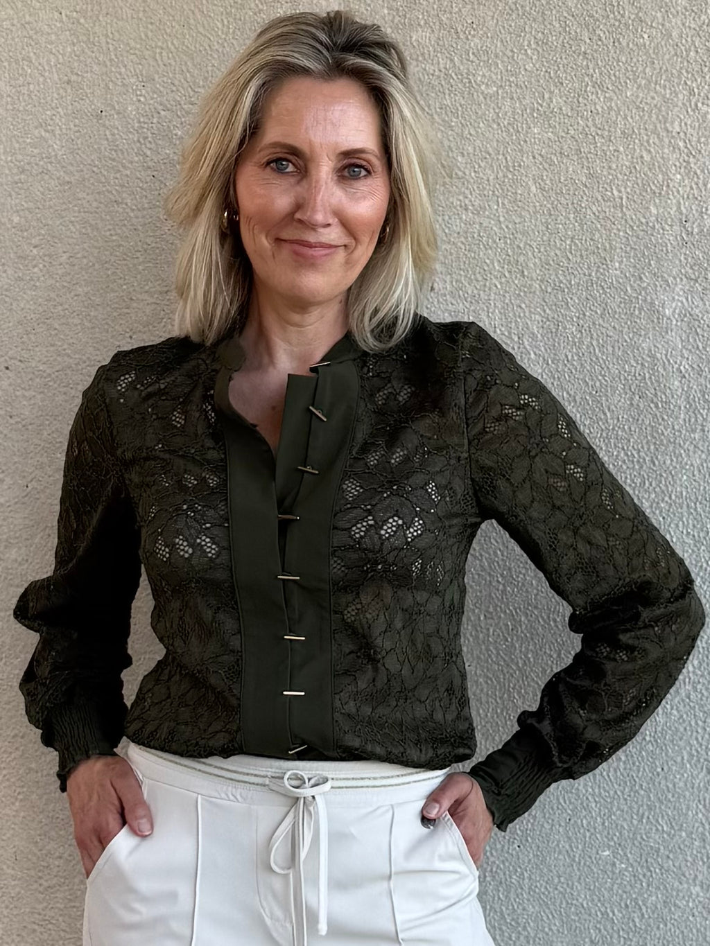 Triple Nine - Lace Blouse Mandarin Olijfgroen - 5946 Blouse - Est Voilà