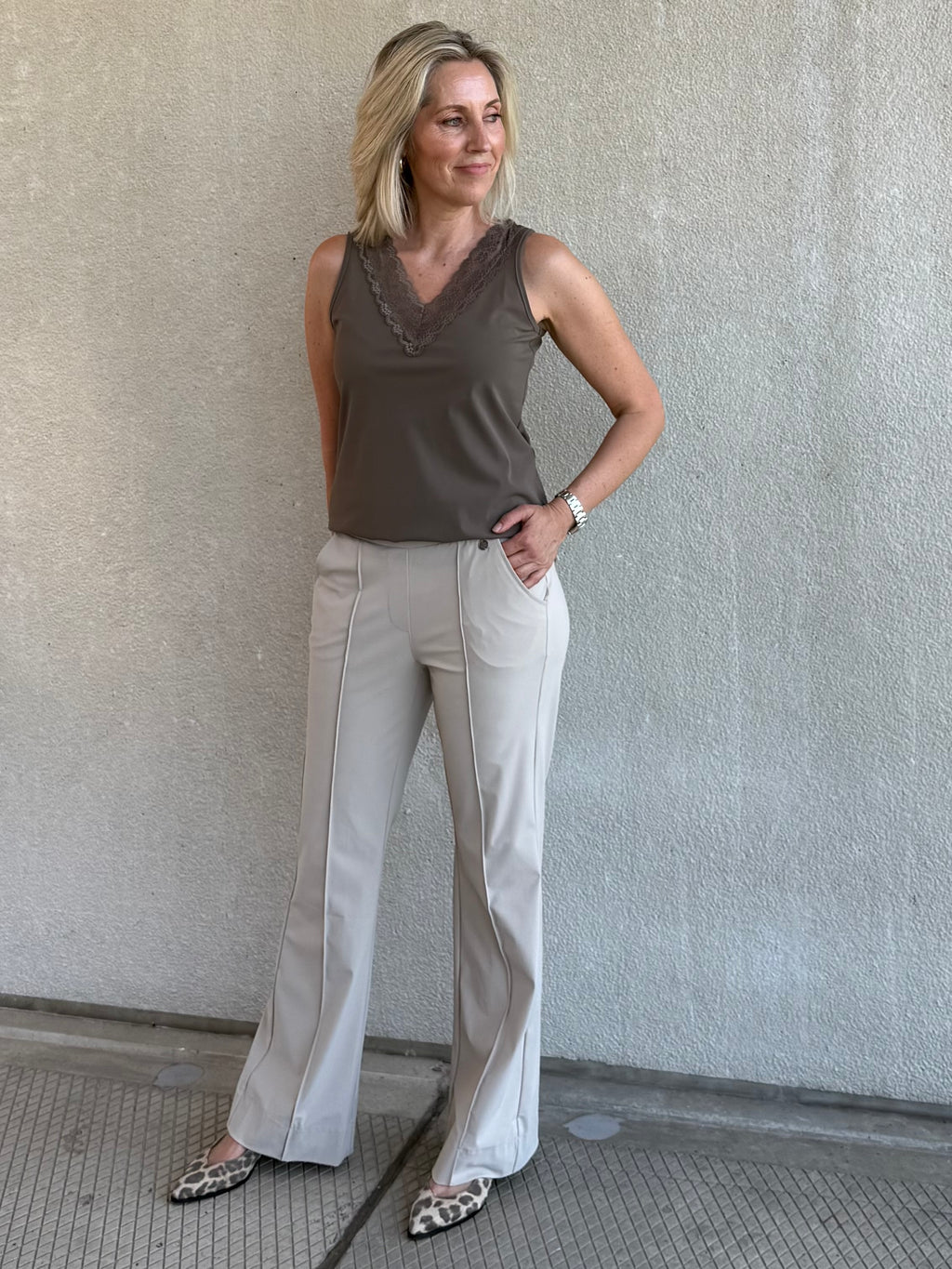 Triple Nine - Travel Top Marly Taupe - 6913 top - Est Voilà