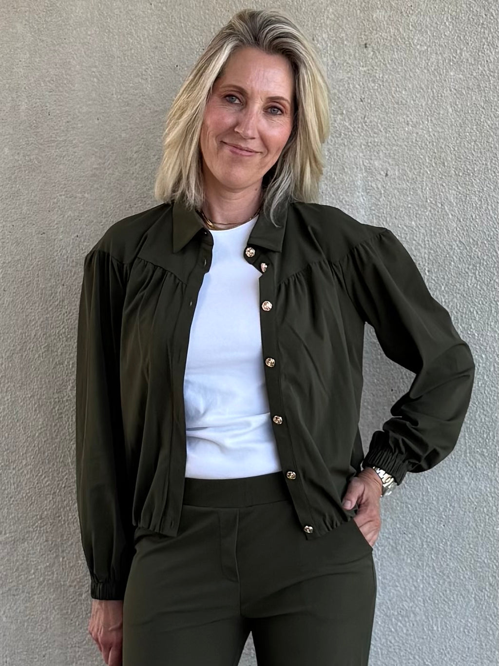 Triple Nine - Travel Blouse Sasha Olijfgroen - 5951 Blouse - Est Voilà