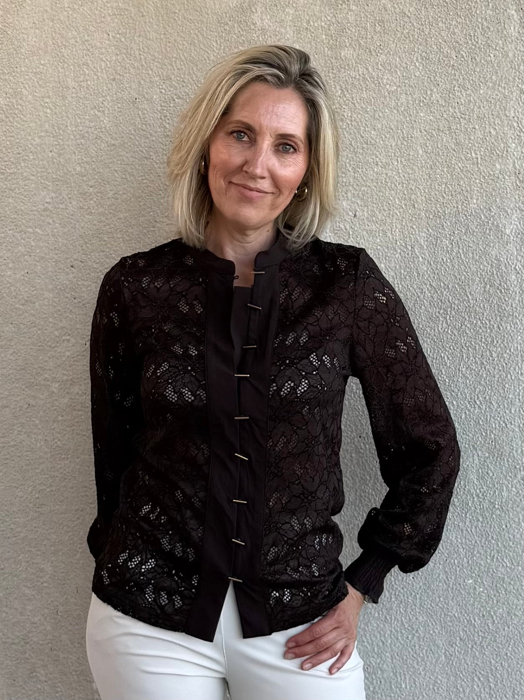 Triple Nine - Lace Blouse Mandarin Zwart - 5946 Blouse - Est Voilà