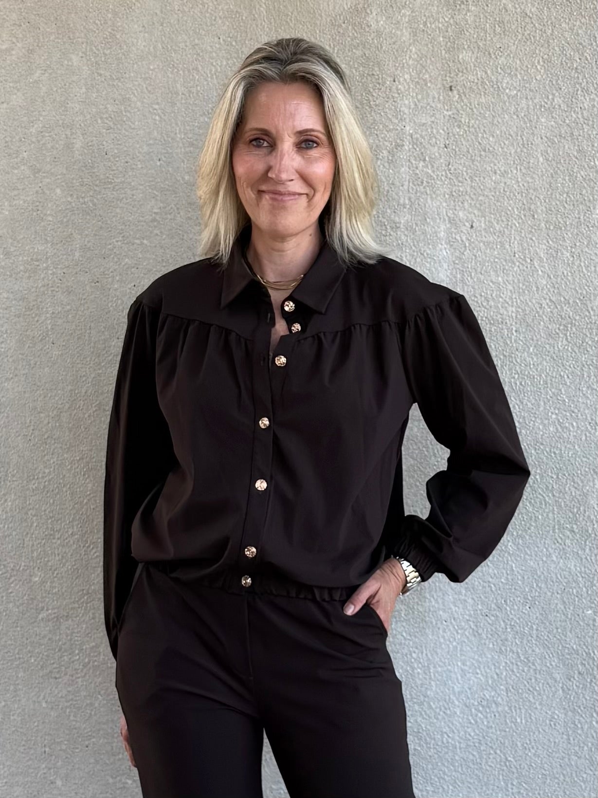 Triple Nine - Travel Blouse Sasha Donkerbruin - 5951 Blouse - Est Voilà
