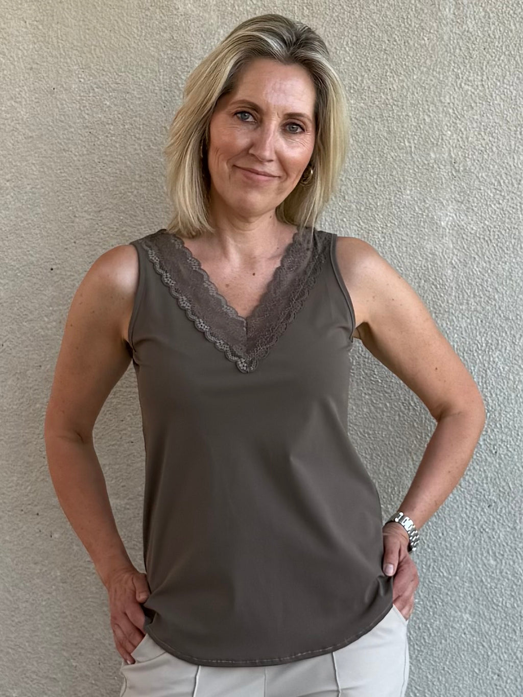 Triple Nine - Travel Top Marly Taupe - 6913 top - Est Voilà