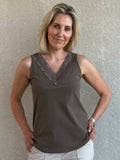 Triple Nine - Travel Top Marly Taupe - 6913 top - Est Voilà