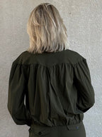 Triple Nine - Travel Blouse Sasha Olijfgroen - 5951 Blouse - Est Voilà