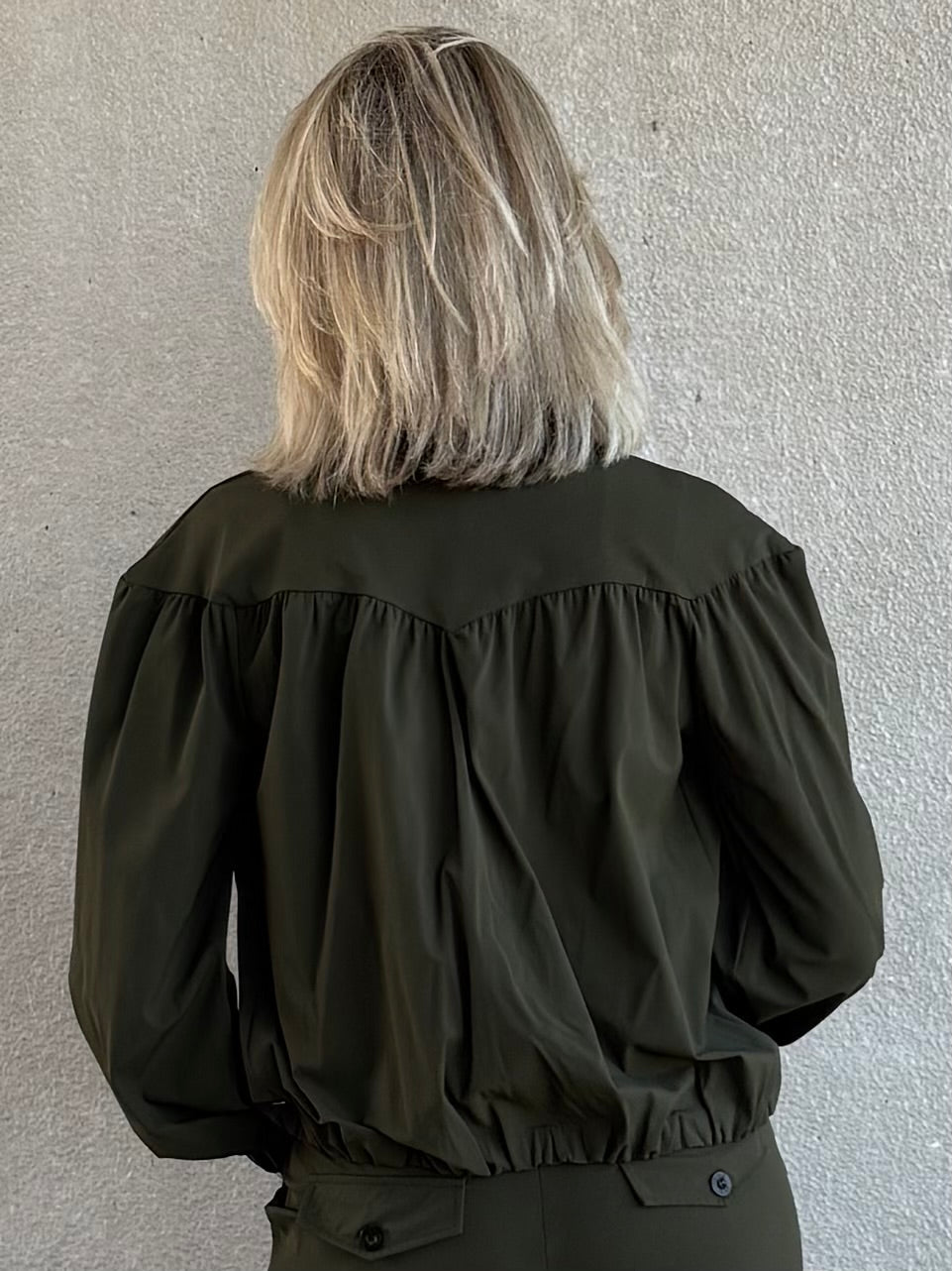 Triple Nine - Travel Blouse Sasha Olijfgroen - 5951 Blouse - Est Voilà