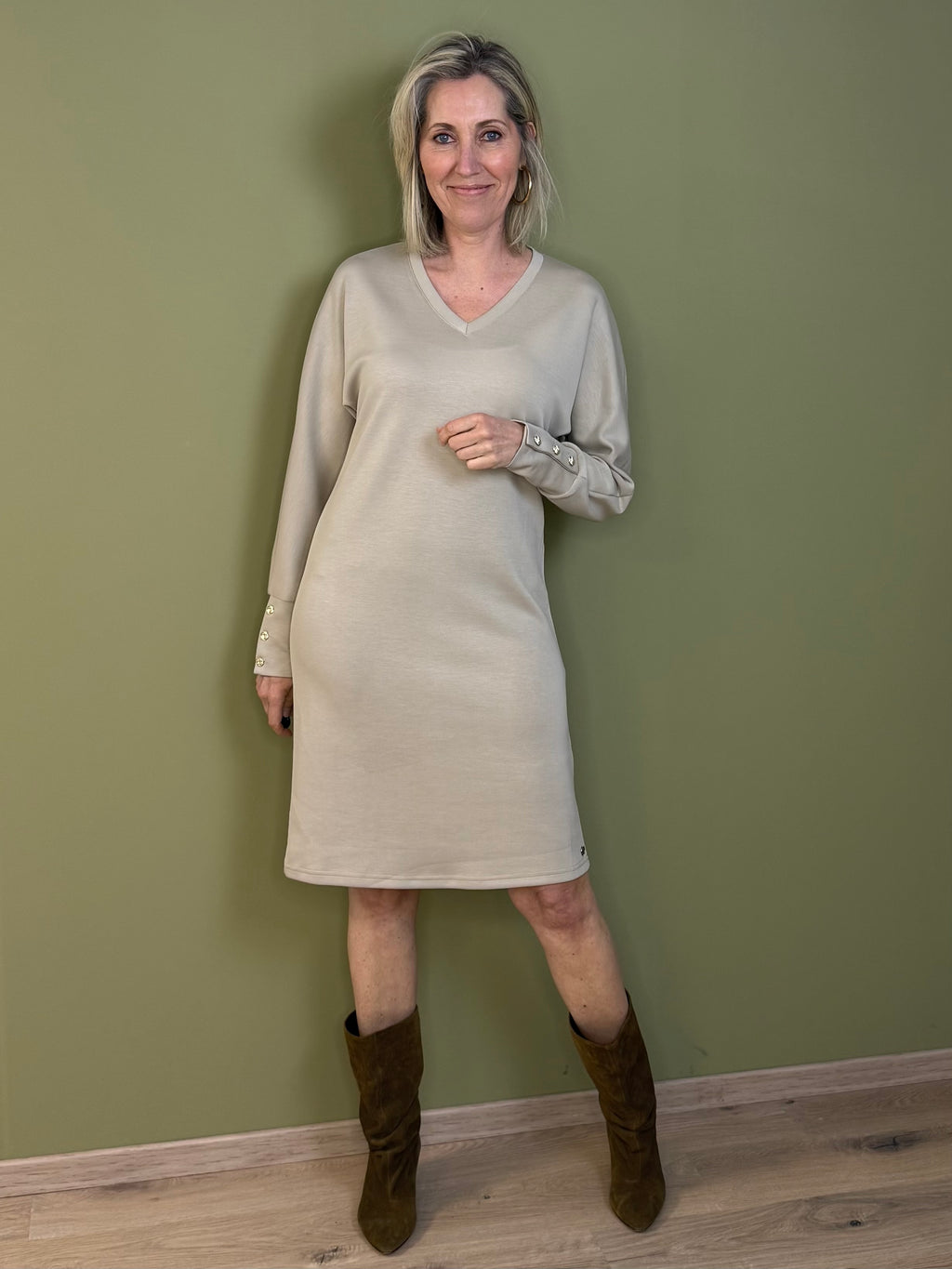 Triple Nine - Scuba Jurk Noor Beige - 61101 jurk - Est Voilà