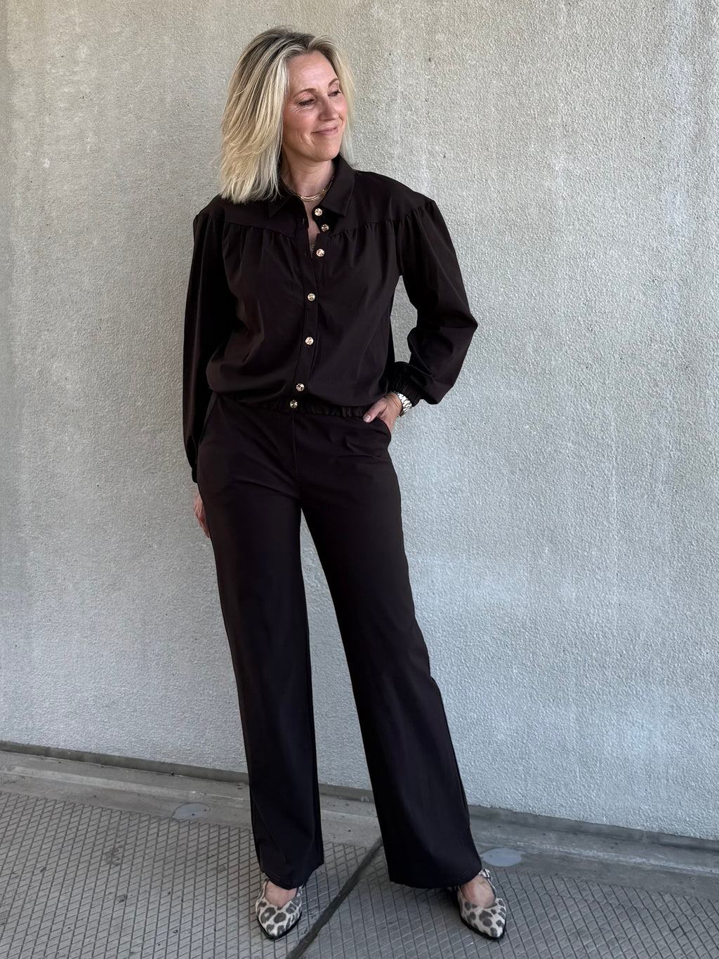 Triple Nine - Travel Blouse Sasha Donkerbruin - 5951 Blouse - Est Voilà