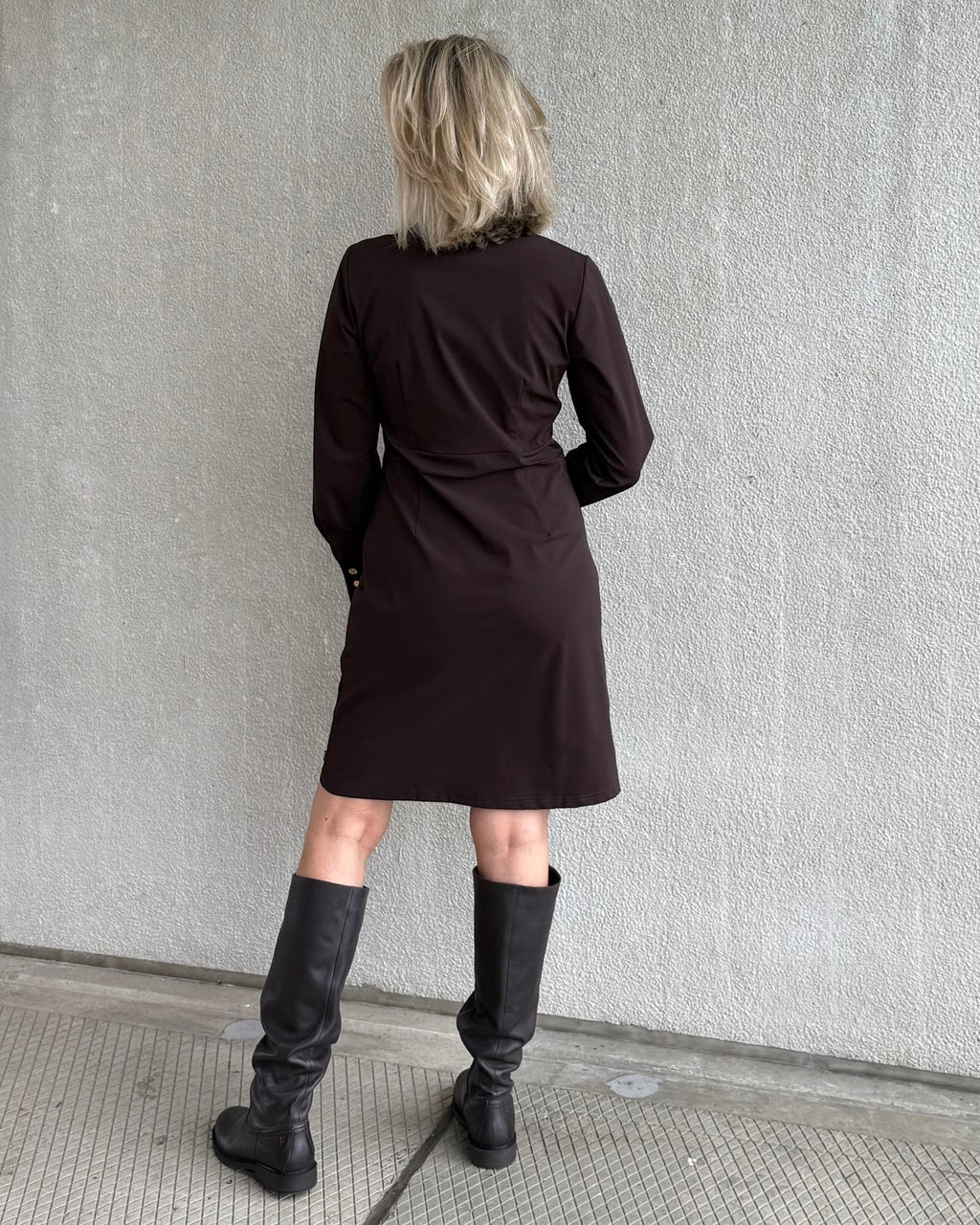 Triple Nine - Travel Jurk Melin Donkerbruin - 51810 Jurk - Est Voilà