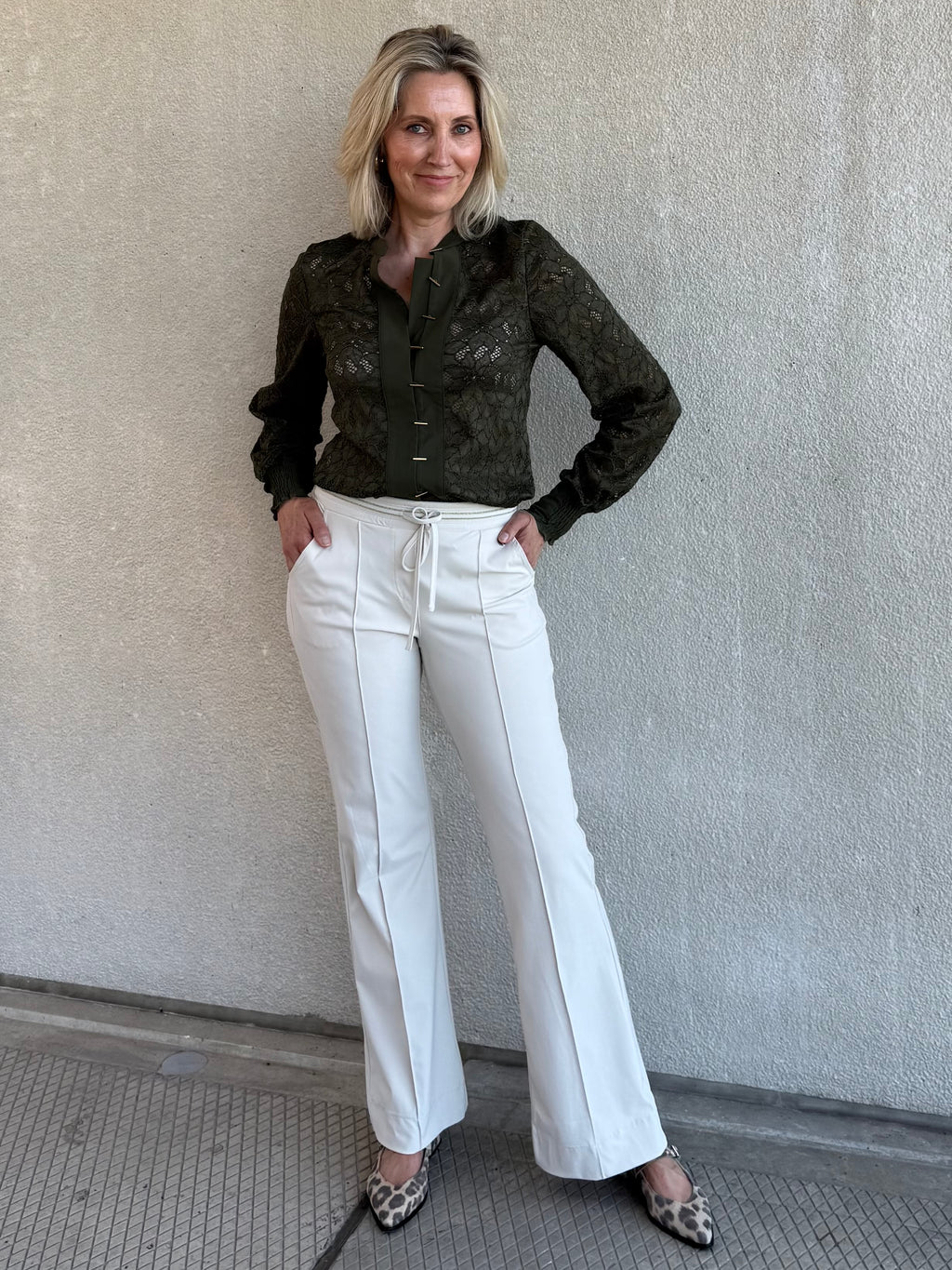 Triple Nine - Lace Blouse Mandarin Olijfgroen - 5946 Blouse - Est Voilà