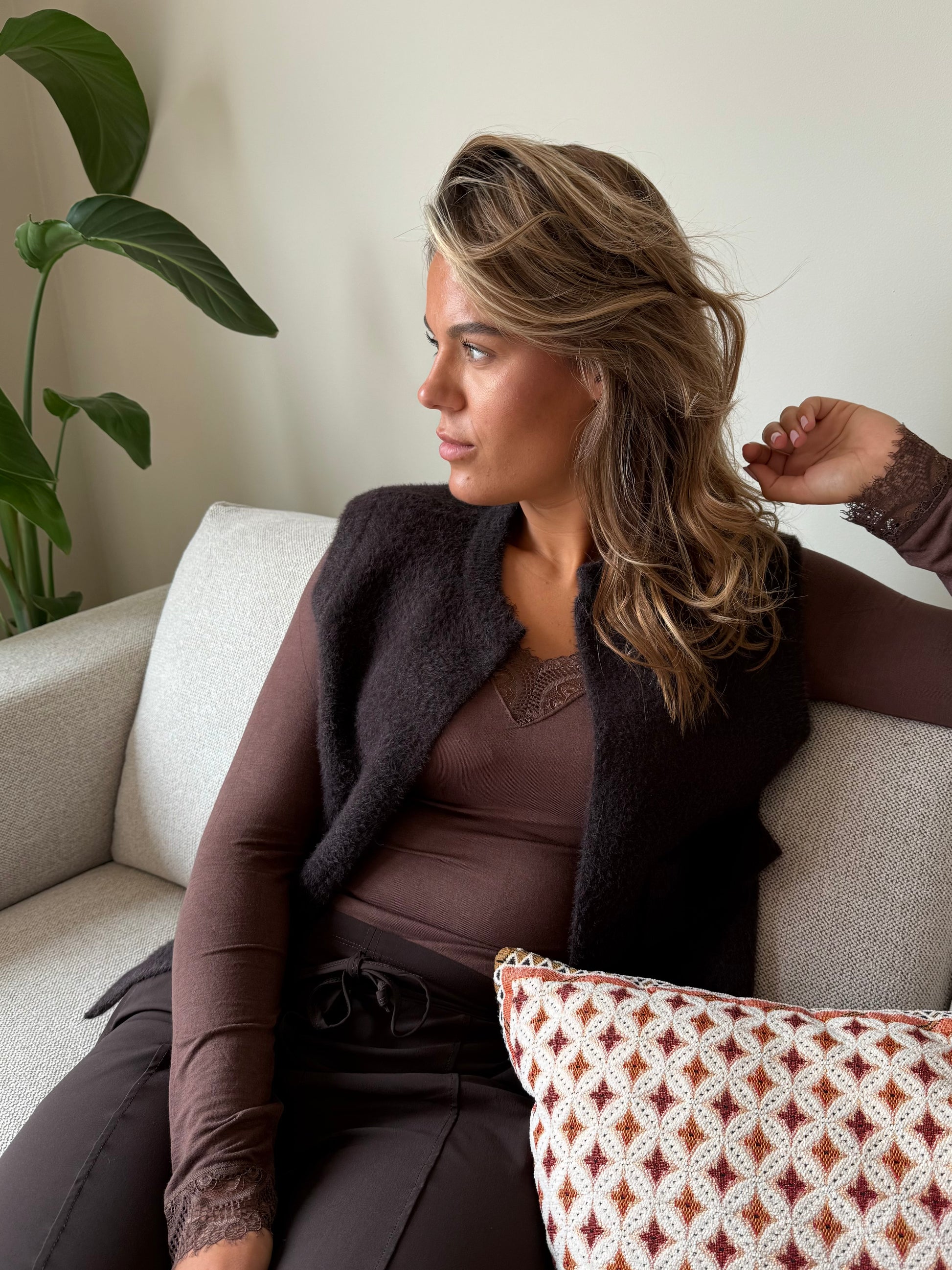 Fluffy Gilet Inky Donkerbruin - 9001