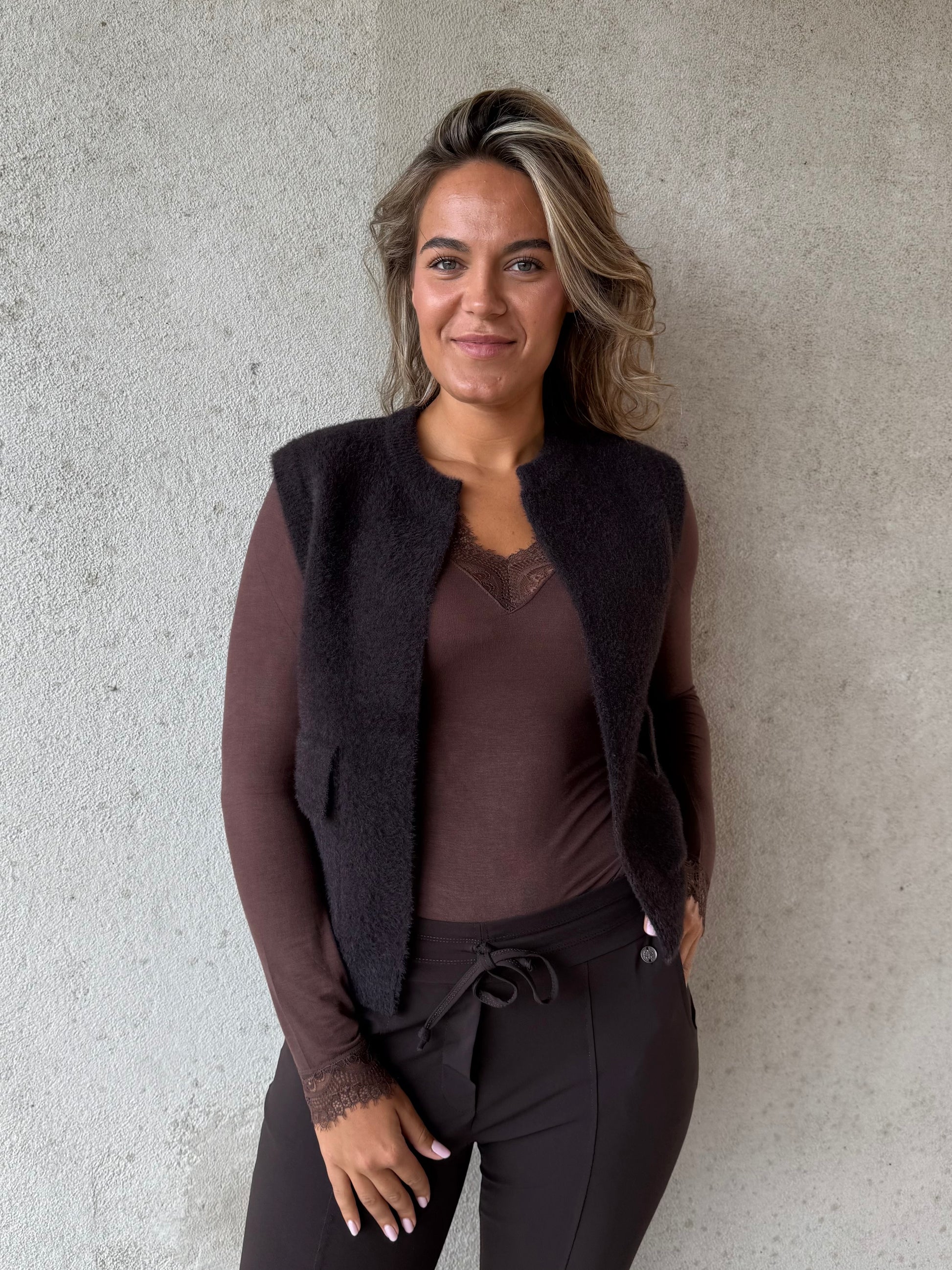 Fluffy Gilet Inky Donkerbruin - 9001