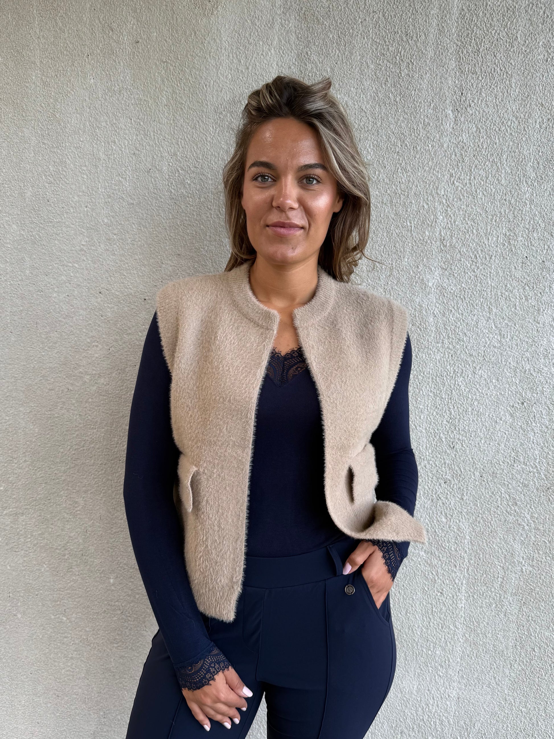 Fluffy Gilet Inky Beige - 9001